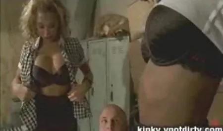 Cowok bokep big kaya yang lucu mengundang seorang siswa ke rumahnya untuk berhubungan seks