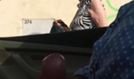 Bung bejat meniduri seorang gadis cantik berambut cokelat di dekat perapian video bokep muncrat