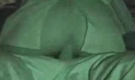 Dua biseksual situs film xxx menggembungkan lidah mereka dan bercinta berambut cokelat