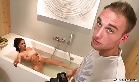 Di sini nafsu dan nafsu menang bokep swinger atas kendala, gadis-gadis mabuk membuka mulut mereka untuk mendapatkan sebagian dari sperma panas, dan semua ini berlanjut sampai pagi