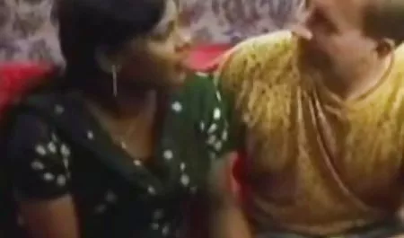 Si pirang cantik tidak bisa tertidur dengan cara apa pun, dan juga temannya. Besok mereka akan bertemu di lokasi syuting dan memainkan cinta bokep artis yang indah dan persetan yang menyenangkan