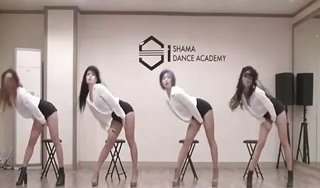 Dua dudes pesta bokep melepas brunette di bangku dan menawarkan untuk melakukan hubungan seks untuk uang