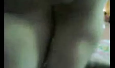 Pirang bokep emak seksi yang matang, Georgie Lyall, akan bercinta dengan putra temannya