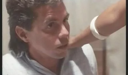 Sepasang pacar seksi, berambut cokelat bokrp dan pirang, terbakar nafsu, membuang semua pakaian mereka dan mengetik lebih banyak mainan yang berbeda, mulai saling mematuk satu sama lain di pantat