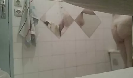 Brunette bokep xpanas seksi langsung dari awal mendapat batang keras di vaginanya yang berair