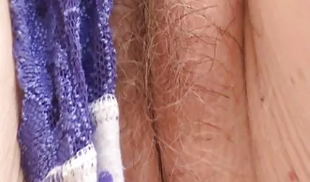 Horny Stella menghisap kontol dari seorang pelaut bokep di kantor