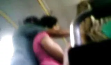 Pacar terangsang mengisap ayam pada gilirannya di klub bokep di kereta malam