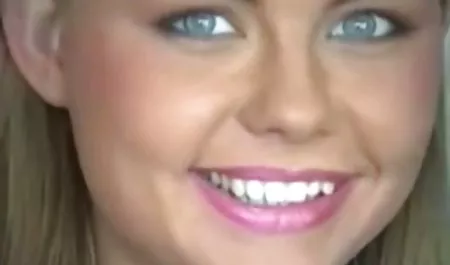 Blondie duduk di lantai dangdut bokep di lorong dan meniduri vaginanya