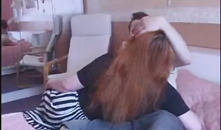 Brunette Rusia bokep 2016 mengisap dua penis besar