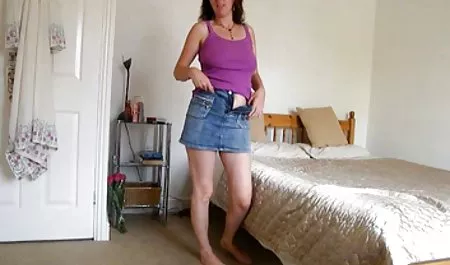 Brunette Busty, bokep bos Angela White, datang ke pertemuan mengenakan gaun kain minyak