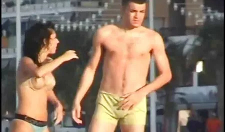 Pria itu membujuk hasrat bermata birunya untuk syuting mp4 bokep di sebuah film stroberi, dia sedikit istirahat, tapi kemudian dia setuju. dan videonya daring