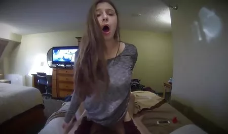 Brunette bokep janda tua Elektra Rose mengambil pussies selfie dan mendapatkan fucked oleh pacarnya