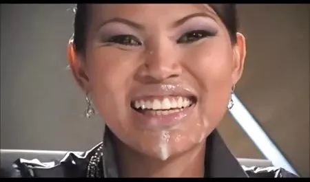 Sopir taksi berambut abu-abu tua meniduri si rambut cokelat muda yang bokep saudara cantik