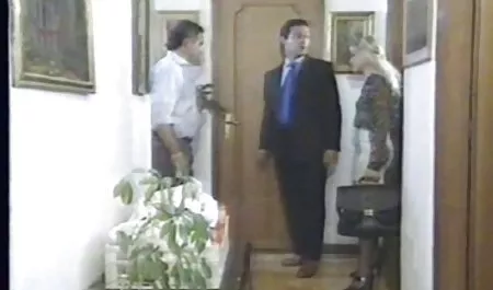 Gadis dengan payudara besar mengisap bokep kontol ayam dan menelan cum