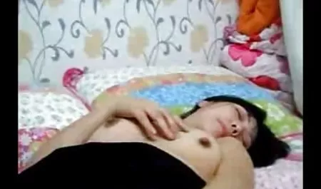 Latina di tepi kolam renang dengan Dua Cocks bokep rinada