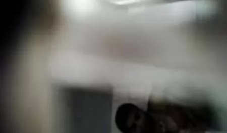 Cowok menarik pelacur seksi untuk gudang sex uang dan dua kali lipat menembusnya