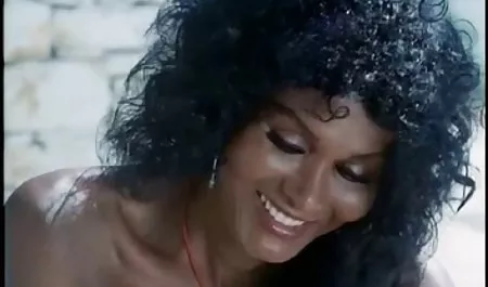 Dua lelaki gay bokep coli bersenang-senang di sofa