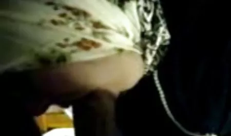 Pelacur bersemangat melompat pada bokep perang kontol seperti dari tanah lapar