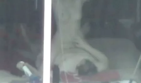 Orang mesum muda meregangkan klitoris mereka dengan bokep suster cantik spons