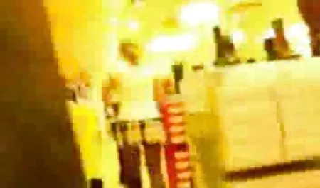 Sayang muda membuka ritsleting fly-nya dan bokep dayak menekankan bibirnya ke penis