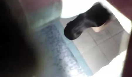 Wanita dewasa di stoking hitam film video bokep meniduri seorang pria muda yang tampan