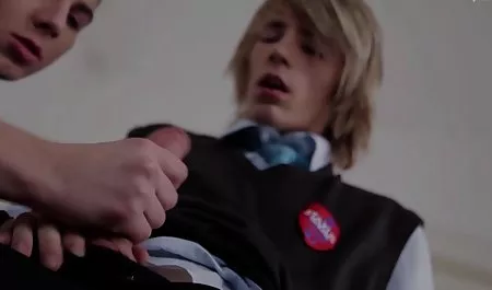 Bung dengan ayam bengkok kacau pirang di pantat bokep di mobil