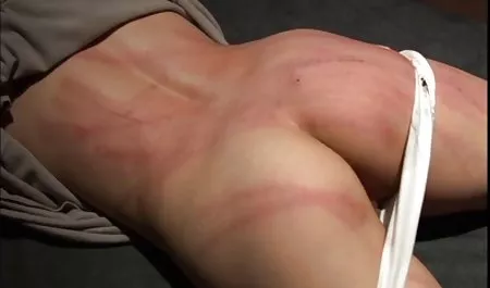 Seorang pria bokep ngocok yang menggantung hutang menjual pacarnya kepada seorang teman