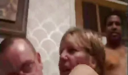 Sumbu ass-fucked video bokep barat full seksi basah kuyup dalam minyak akan ditumbuk di anal