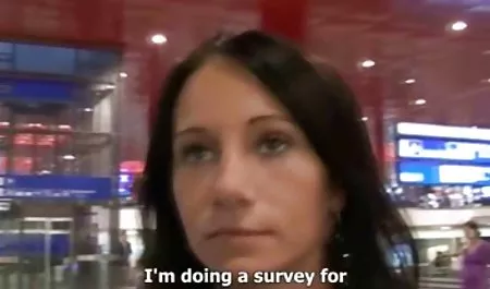 Pria prihatin bokep berdarah menjilati gadis botak anal dan mencambuknya