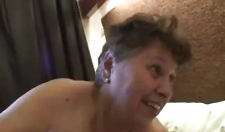 Pelacur Busty bokep nakal membebani seorang pria muda dan bercinta dengannya