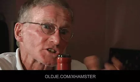 Seorang istri kecil yang menyenangkan telah menetap di atas lingga besar suaminya dan memberi isyarat kepada seorang gadis muda untuk bergabung juga dengan kelompok yang menyenangkan. bokep in