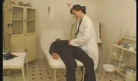 Bung membawa ransel teman sekelas yang terlupakan ke rumahnya, sebagai rasa terima kasih untuk ini, dia bercinta keras dengan dia dan mengisap kemaluannya dengan baik bokep online korea