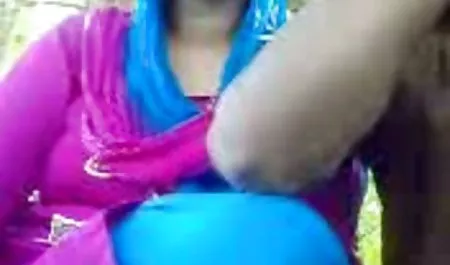 Brunette muda bokeb gratis mengisap ayam besar