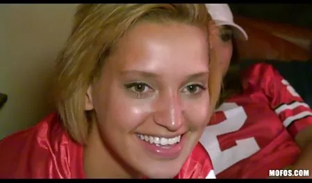 Brunette suka menjilat bokep tarzan vagina temannya, mempersiapkannya untuk bercinta