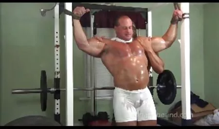 Brunette indobokeb dengan payudara besar, dengan strapon tebal di pinggulnya, meniduri budaknya yang berambut panjang di tempat tidur, meniduri dan bersumpah pada kulit hitam, pelacur ini