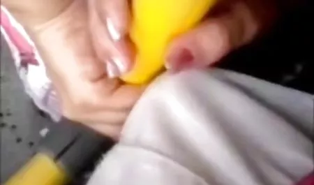 Peran baru pelacur berdada kumpulan bokep di zona, dia digoreng oleh dua terpidana