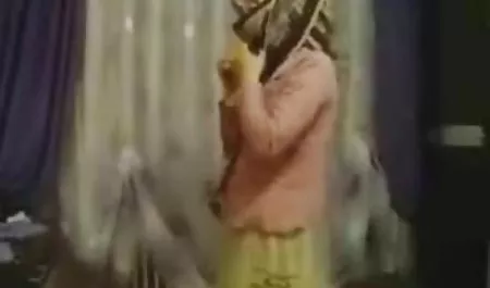 Gadis dengan payudara besar mendapat fucked oleh bokep bokong semok botak Bung