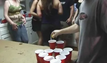 Pirang kecil yang lucu membangunkan temannya dengan bokep gratis ciuman lembut