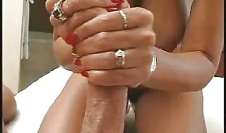 Bung dalam topeng seorang pembunuh horor, film paling menakutkan, duduk di web video bokep kursi, meniduri vagina karet di kamera