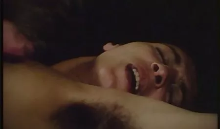 Kecantikan berdada berambut merah bokep webcam masturbasi dildo vagina di kursi bar