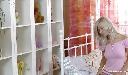 Pelacur bernafsu dengan panik meniduri anggota klien barunya. Seorang lelaki sudah siap untuk menyelesaikan, tetapi gadis itu menancapkannya di pantatnya dan mulai melompat seperti jarum video ngntot jam