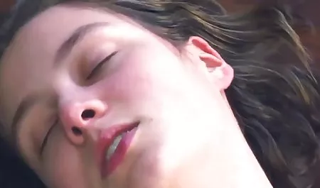 Pirang muda muda menjilat brunette bokep di bus brunette