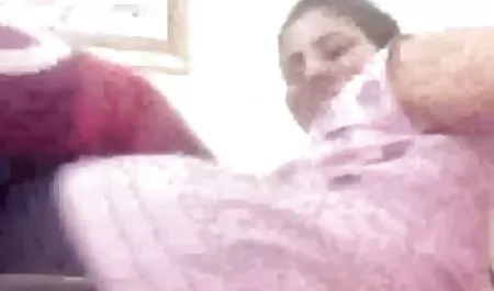 Gadis cantik bokep guru cantik India menghisap kontol putih dan membelai dirinya sendiri