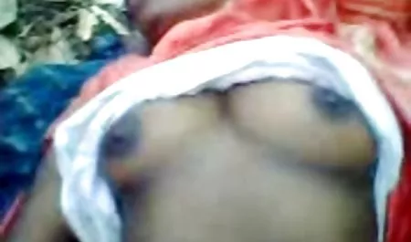 Ibu bokep bapak tiri Rebecca Jane mencuci ayam besar putranya dan menidurinya