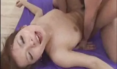 Istri yang bokep janda semok bergairah menikmati dua anggota elastis suami dan temannya