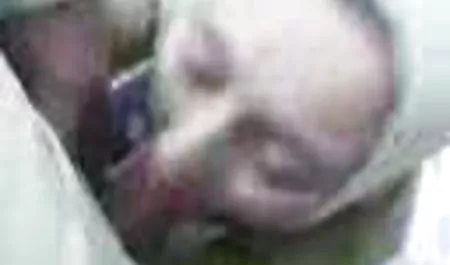 Ibu bokep ngocok slutty meniduri dirinya sendiri dengan mainan tebal di depan webcam untuk drocher muda