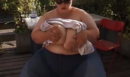 Gadis itu difoto sedang porn bokep melakukan blowjob