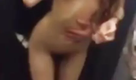 Sperma bokep mandarin hangat di wajah pirang lucu ini