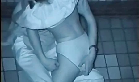 Gadis cantik, kecokelatan, bokep mature ramping, membelai dildo vaginanya dan cums