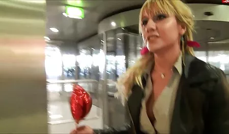 Pirang Busty dengan sayap malaikat di punggungnya akan kacau oleh situs bf botak